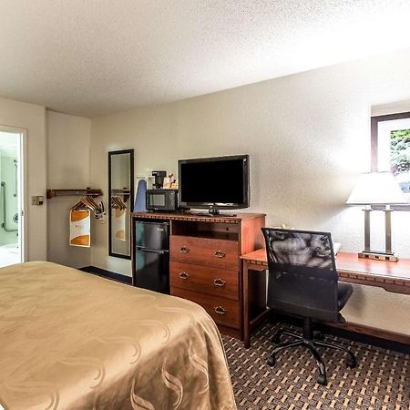 Quality Inn Milwaukee- Брукфийлд Екстериор снимка