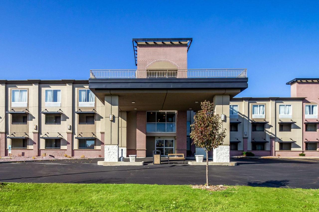 Quality Inn Milwaukee- Брукфийлд Екстериор снимка