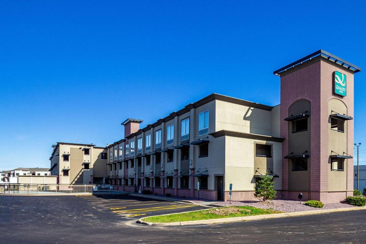 Quality Inn Milwaukee- Брукфийлд Екстериор снимка