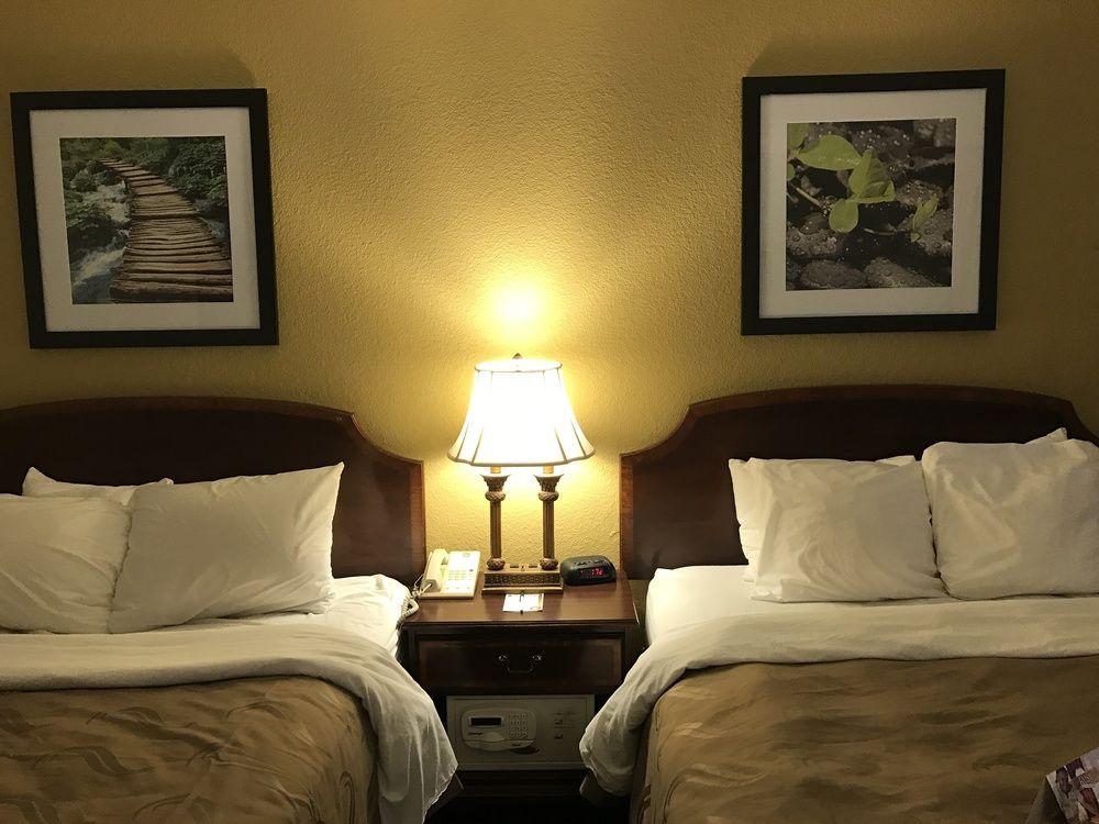 Quality Inn Milwaukee- Брукфийлд Екстериор снимка