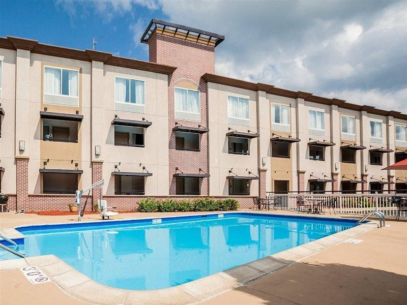 Quality Inn Milwaukee- Брукфийлд Екстериор снимка