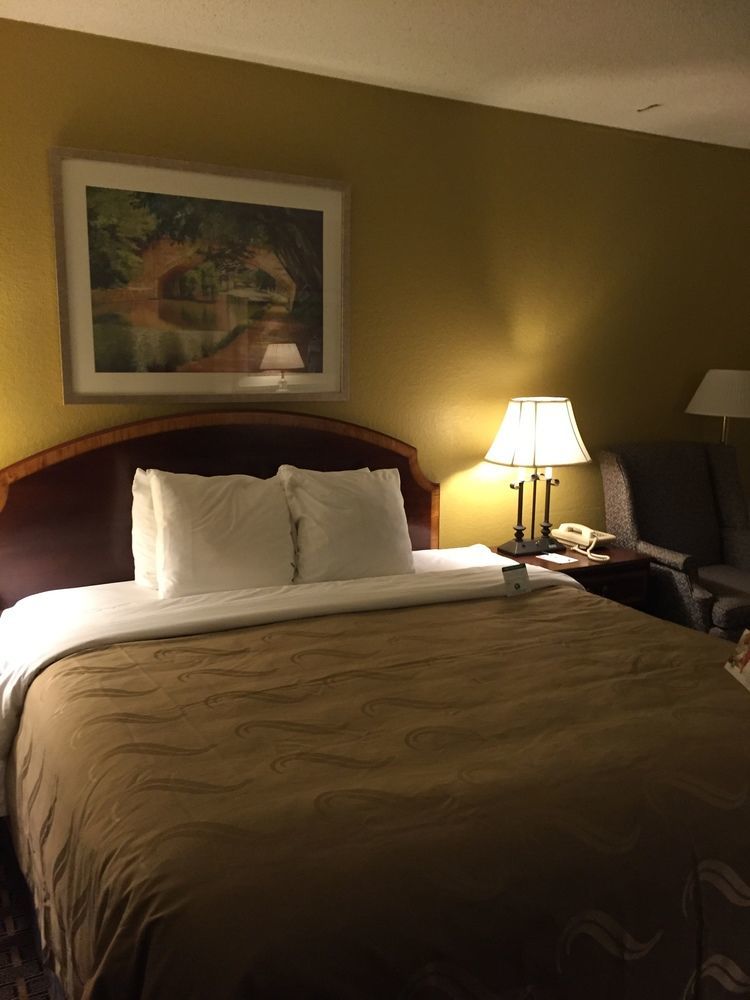 Quality Inn Milwaukee- Брукфийлд Екстериор снимка