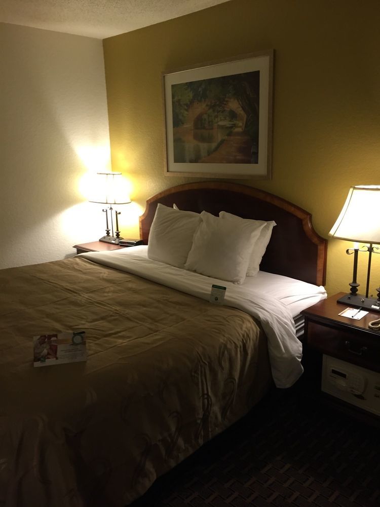 Quality Inn Milwaukee- Брукфийлд Екстериор снимка