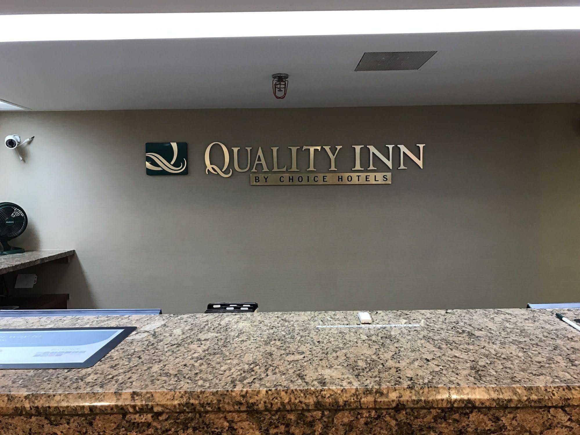 Quality Inn Milwaukee- Брукфийлд Екстериор снимка