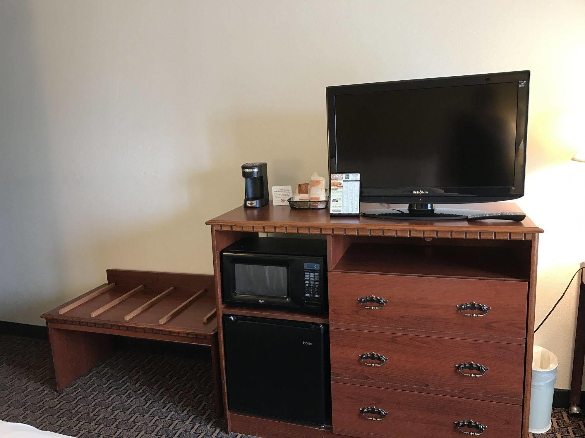 Quality Inn Milwaukee- Брукфийлд Екстериор снимка