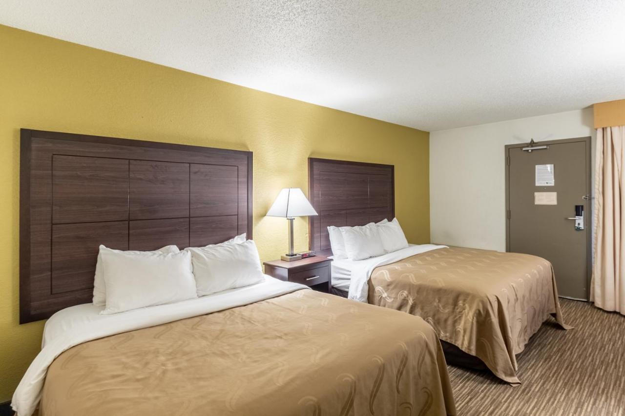Quality Inn Milwaukee- Брукфийлд Екстериор снимка