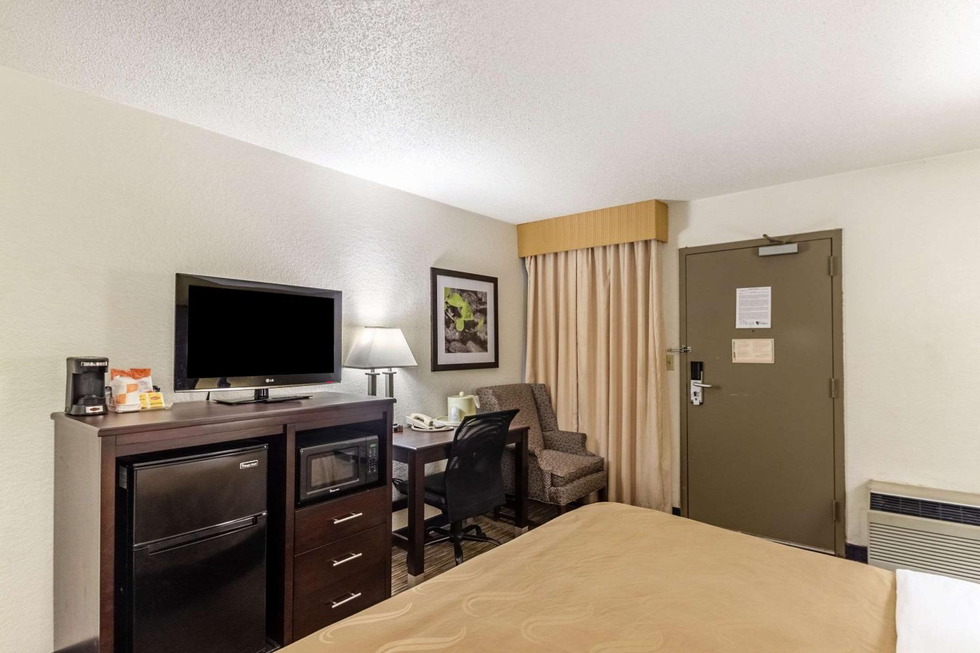 Quality Inn Milwaukee- Брукфийлд Екстериор снимка