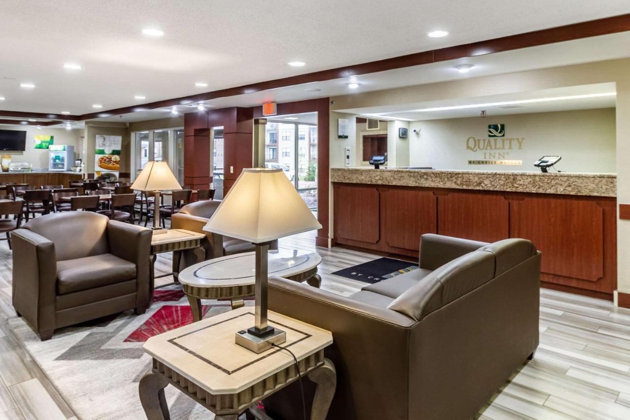 Quality Inn Milwaukee- Брукфийлд Екстериор снимка