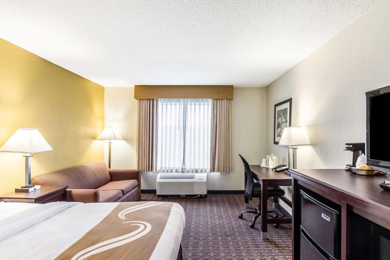Quality Inn Milwaukee- Брукфийлд Екстериор снимка