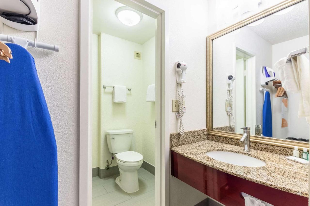 Quality Inn Milwaukee- Брукфийлд Екстериор снимка