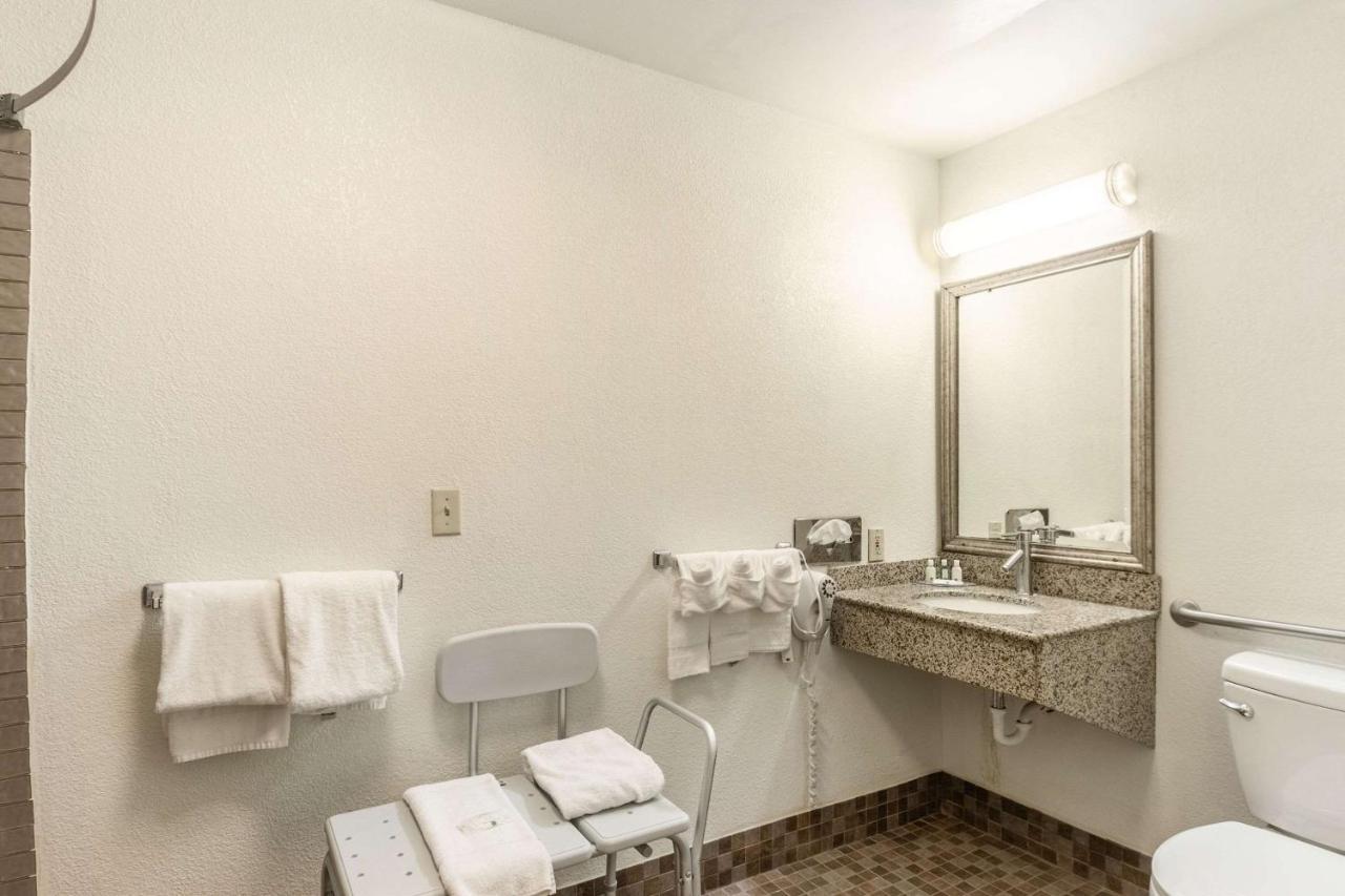Quality Inn Milwaukee- Брукфийлд Екстериор снимка