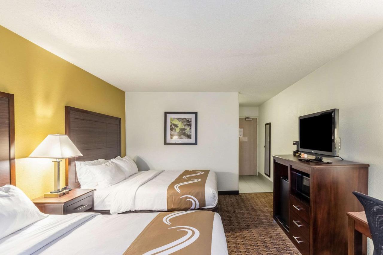 Quality Inn Milwaukee- Брукфийлд Екстериор снимка
