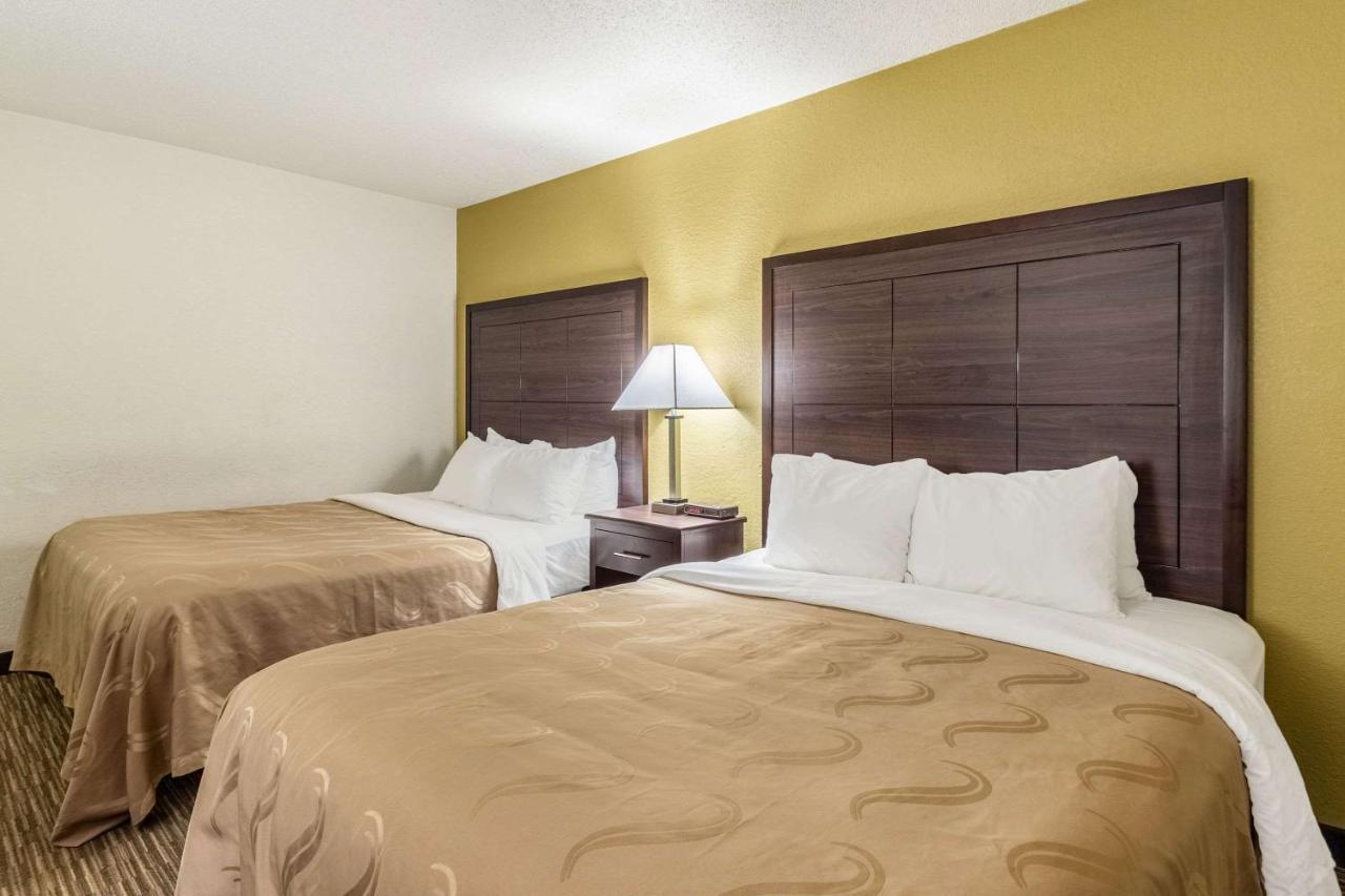 Quality Inn Milwaukee- Брукфийлд Екстериор снимка