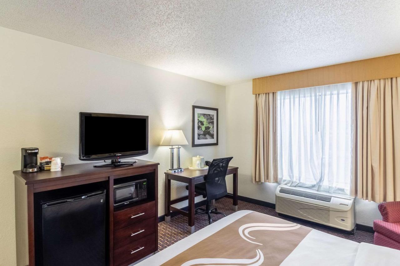 Quality Inn Milwaukee- Брукфийлд Екстериор снимка