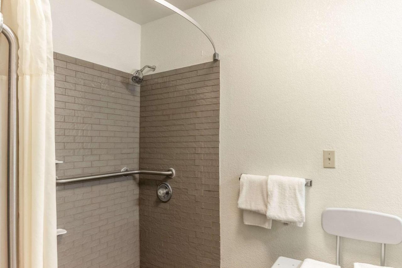 Quality Inn Milwaukee- Брукфийлд Екстериор снимка