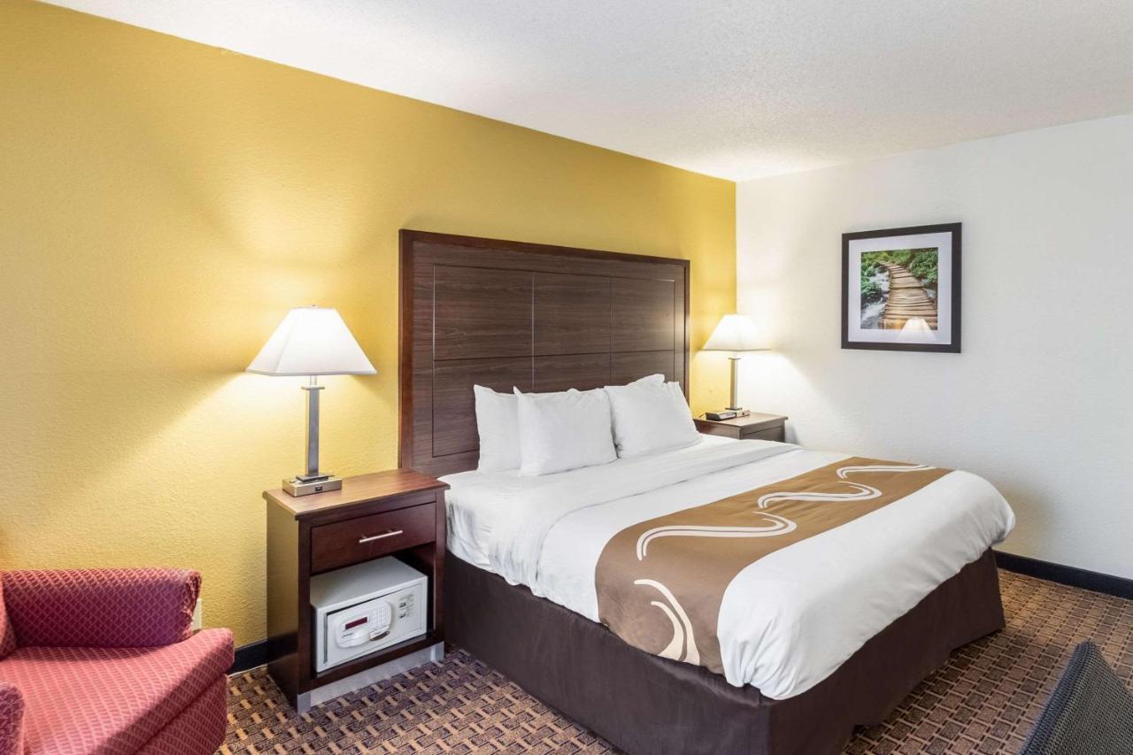 Quality Inn Milwaukee- Брукфийлд Екстериор снимка