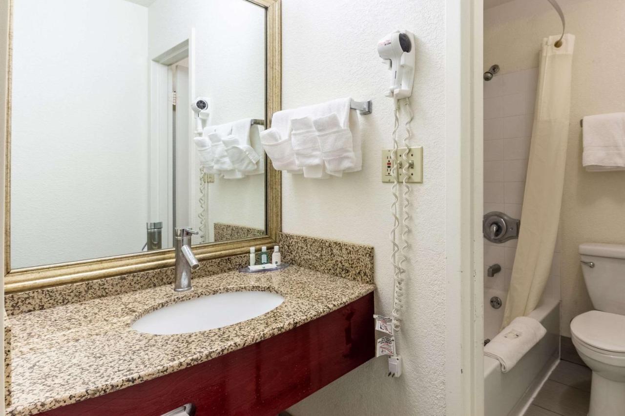Quality Inn Milwaukee- Брукфийлд Екстериор снимка