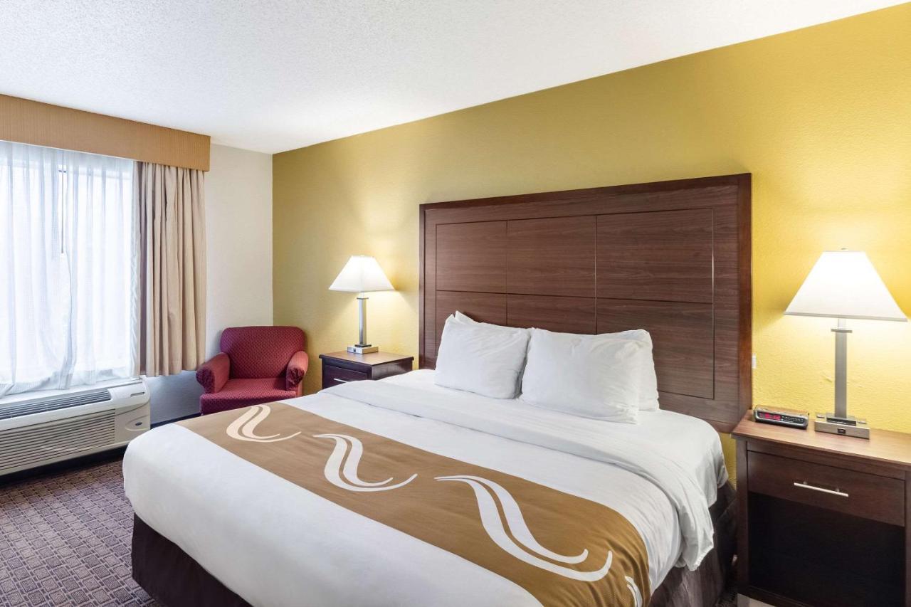 Quality Inn Milwaukee- Брукфийлд Екстериор снимка