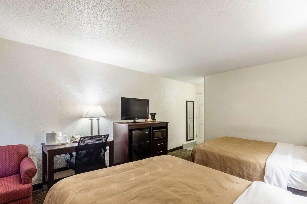 Quality Inn Milwaukee- Брукфийлд Екстериор снимка