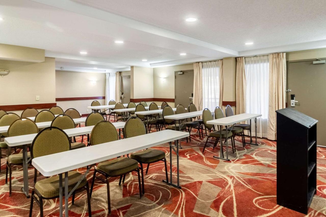 Quality Inn Milwaukee- Брукфийлд Екстериор снимка
